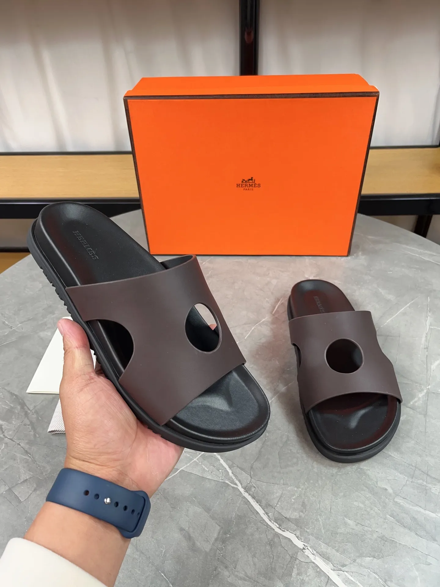 p400🐮🐮H family classic (couple style) Hermes Hermes spring and summer sandals series! Classic style, always popular slippers - sandals, great with any combination! ! ! Upper: imported PU inner lining: imported mixed sheepskin Outsole: Tpu non-slip and wear-resistant outsole Female size: 35-40 (customized at 41) Male size: 39-45 (customized at 39.45)